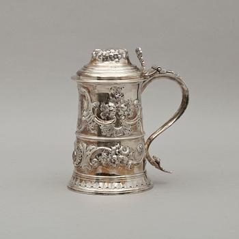 DRYCKESKANNA, silver. London 1700-talets andra hälft, trol Thomas Ollivant. Ca 820gr.