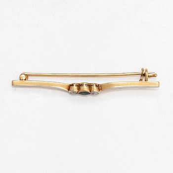 A 17-18K gold brooch with a sapphire and old-cut diamonds ca. 0.40 ct in total.