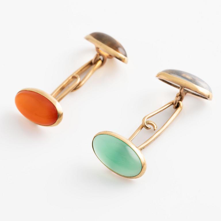 Cufflinks in gold with cabochon-cut colored stones.