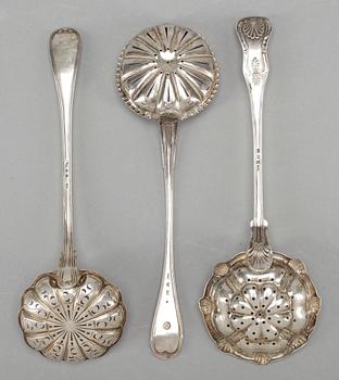 SOCKERSTRÖARE, 3 st, silver, otydliga stämplar, 1800-tal. Vikt ca 135 gram.