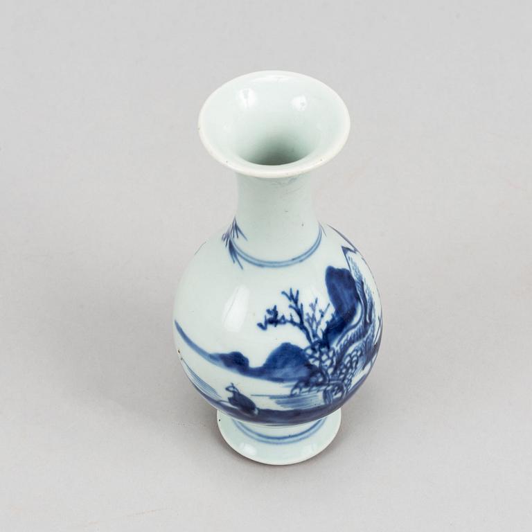 A blue and white vase, Qing dynasty, Kangxi (1662-1722).