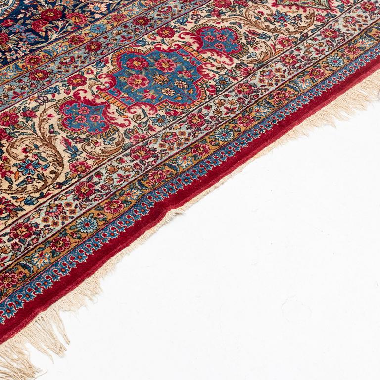 A semi-antique Kerman carpet, ca 431 x 312,5 cm.
