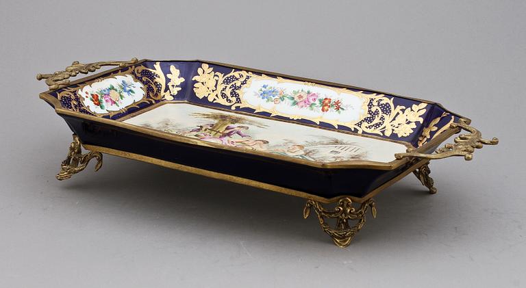 FAT, porslin, Sevres-liknande märke, 1900-tal.