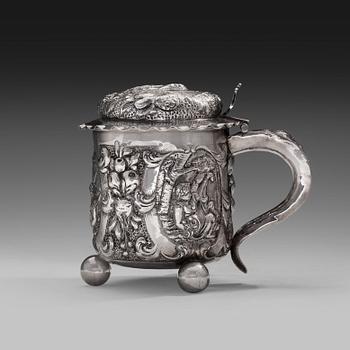 435. JUOMAKANNU, hopeaa. Saksa 1800 l. Korkeus 13 cm. Paino 414 g.
