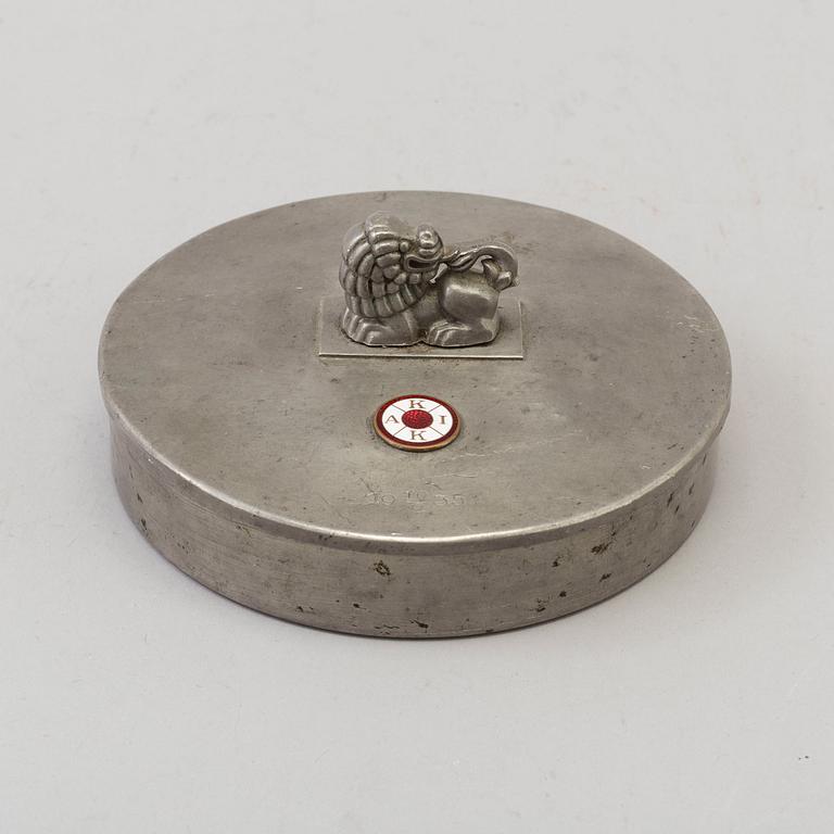 ANNA PETRUS, troligen. Ask med lock, tenn, CG Hallberg, Stockholm, 1934.