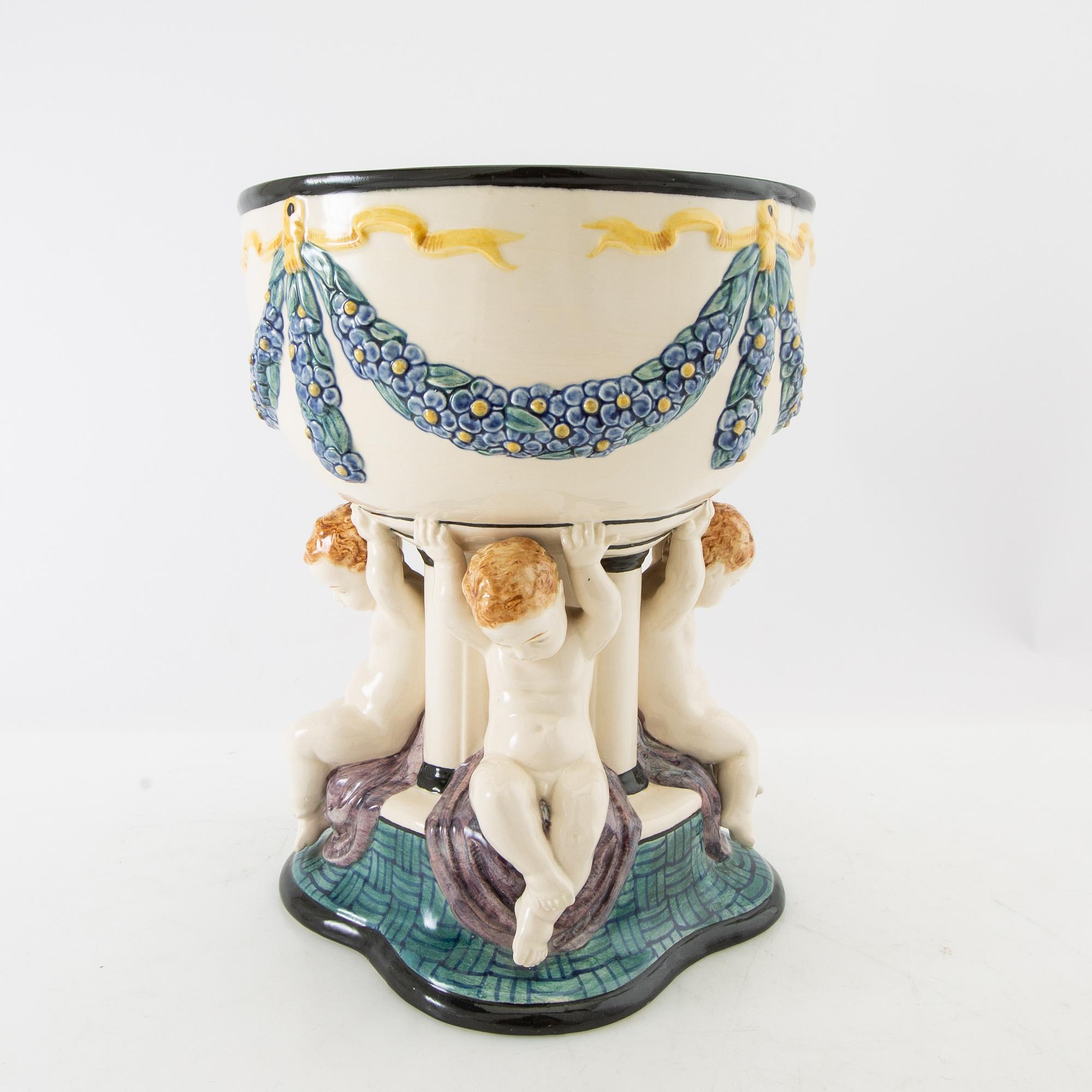 Wilhelm Süss jardinière/Bowl on foot for Karlsruhe State Majolica Manufactory AG, first half of the 20th century.