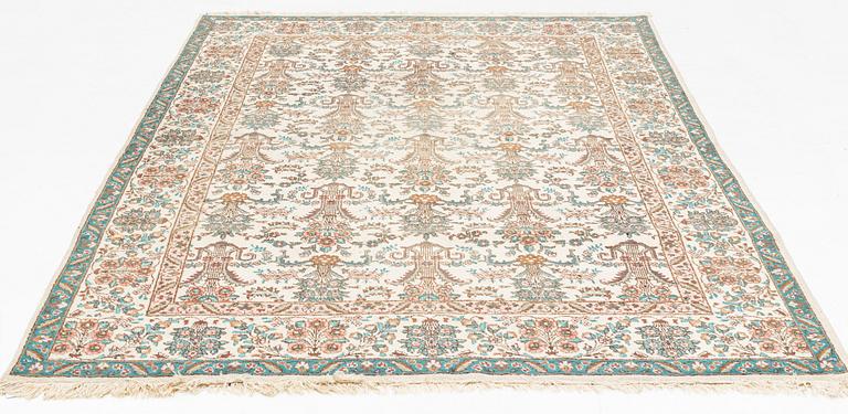 A Tabriz, ca 295 x 195 cm.