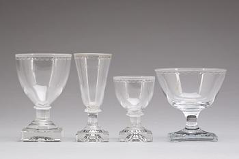 SERVISDELAR, 28 delar, glas. 1900-talets första hälft.