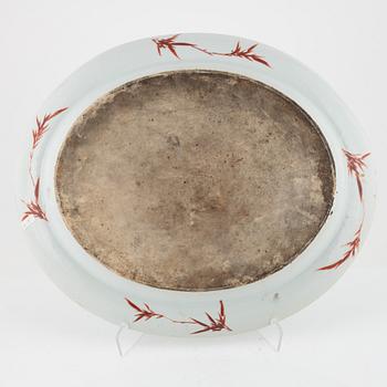 Two large serving dishes, Qing dynasty, 19th Century.