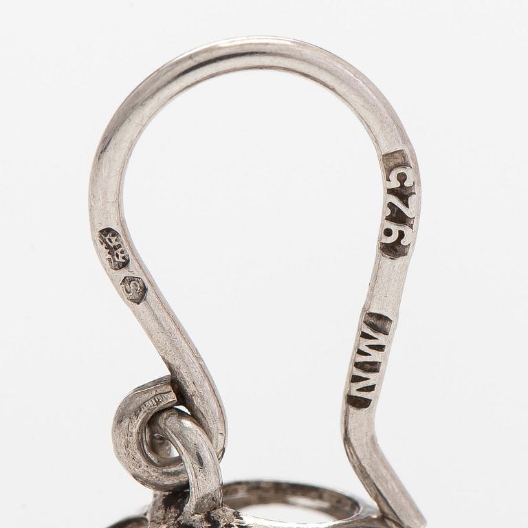 Liisa Vitali, örhängen "Nyckelpiga", sterlingsilver. Westerback, Helsingfors.