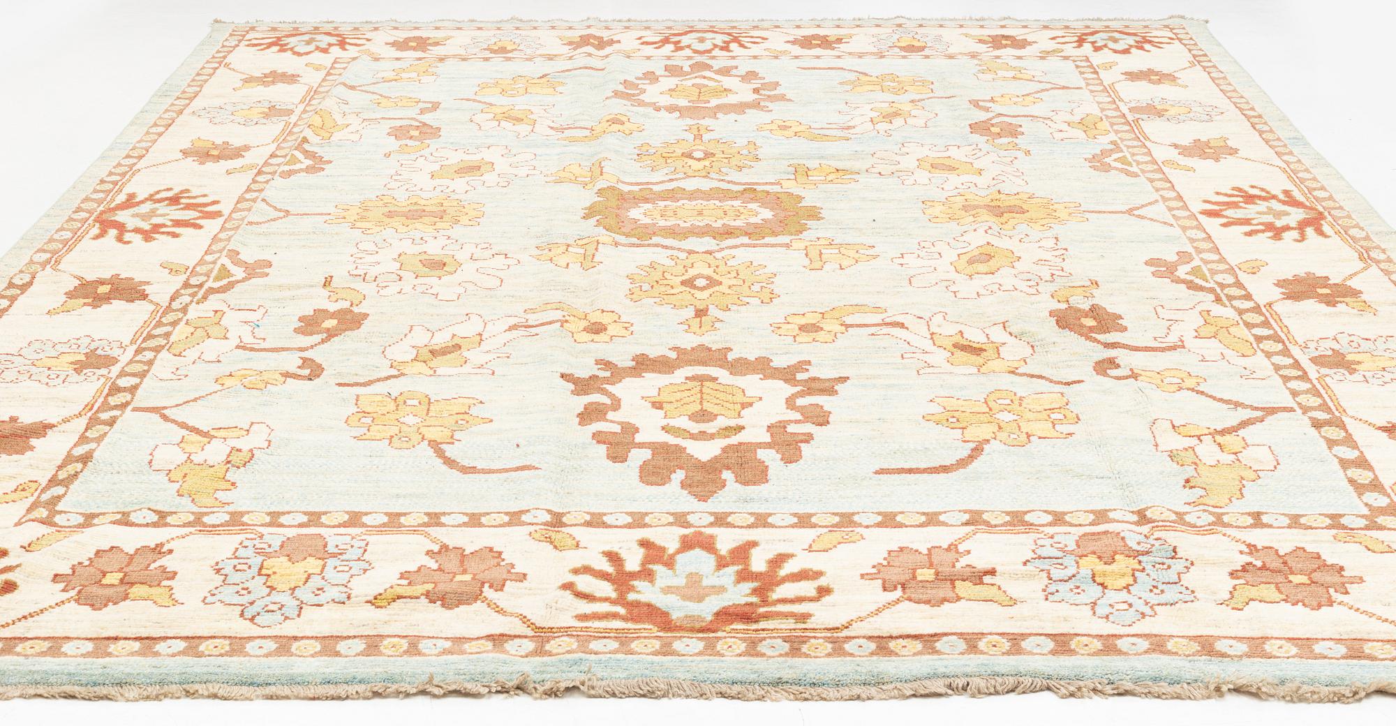 A carpet, Soltenabad/Ushak design, ca 418 x 320 cm.