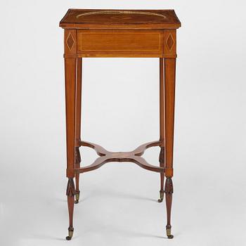 A late Mustavian mahogany table attributed to L. Qvarnberg (master in Stockholm 1801-13).