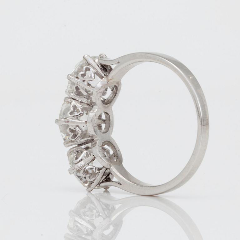 RING med tre gammalslipade diamanter totalt 4.01ct.