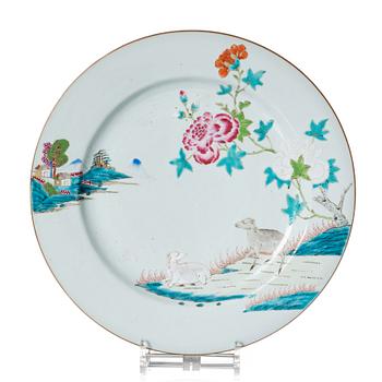 975. A famille rose serving dish, Qing dynasty, Qianlong (1736-95).