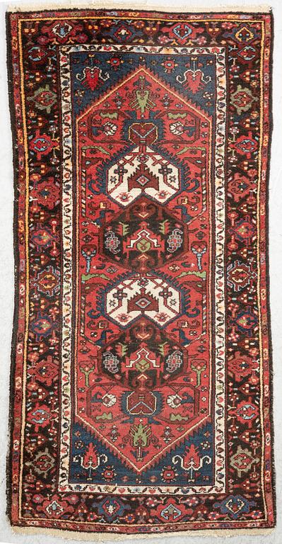 An Oriental rug, approx. 200 x 105 cm.