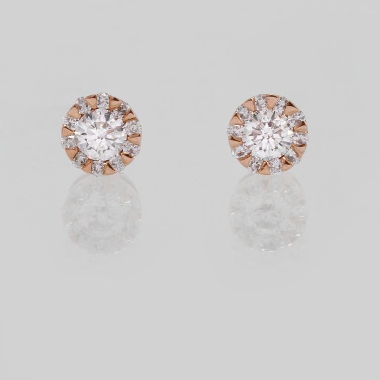 ÖRHÄNGEN, 18k guld med briljantslipade diamanter, 0.54 ct. Vikt 2 g.