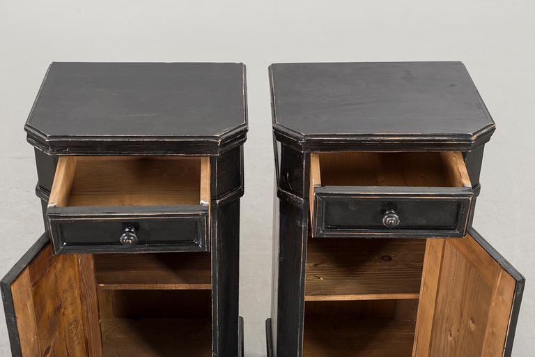 A PAIR OF NIGHT STANDS EARLY 20TH CENTURY.