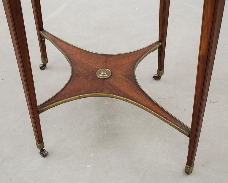 DAMARBETSBORD. Sengustavianskt stockholmsarbete, 1700-talets slut.