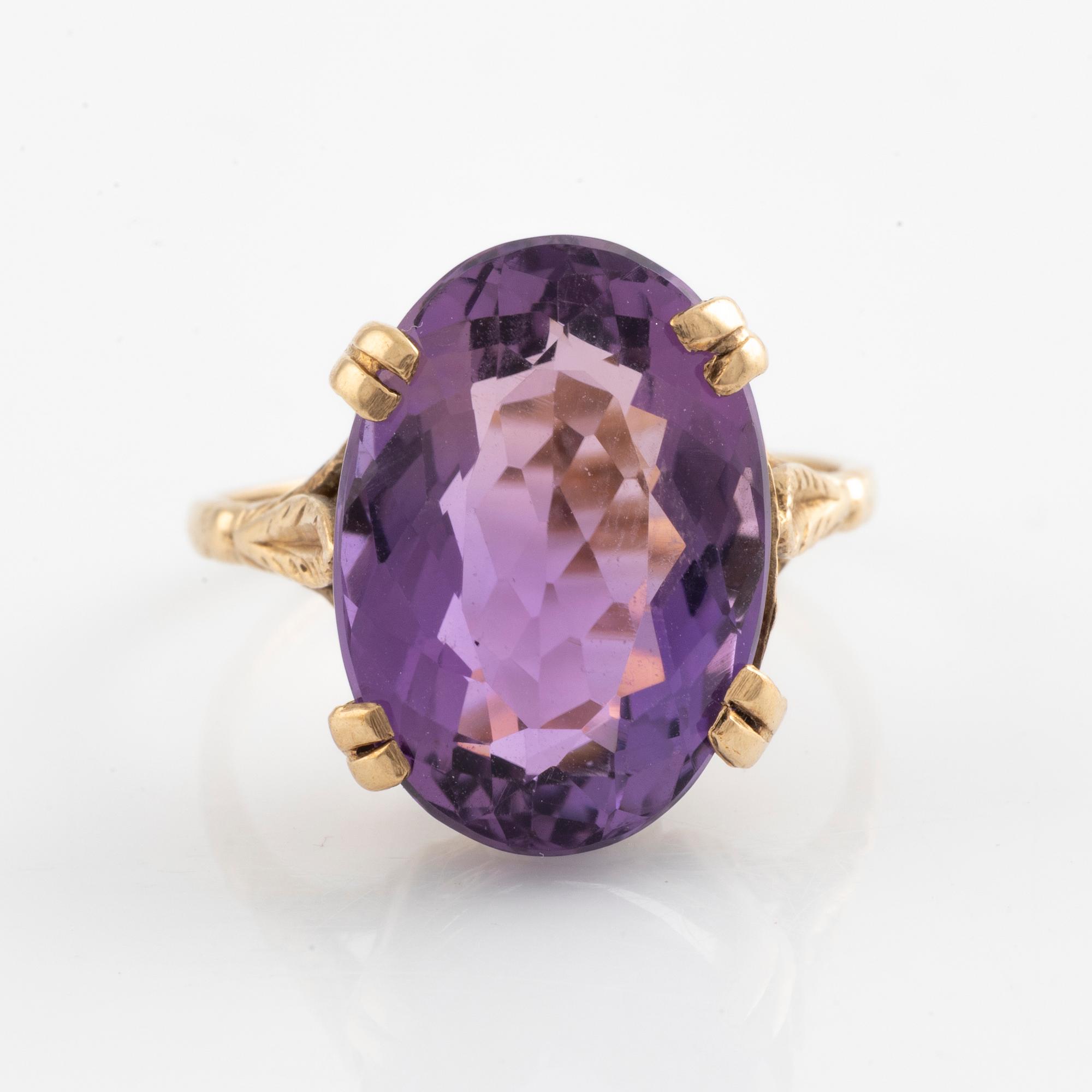 Ring, guld med oval fasettslipad ametist.