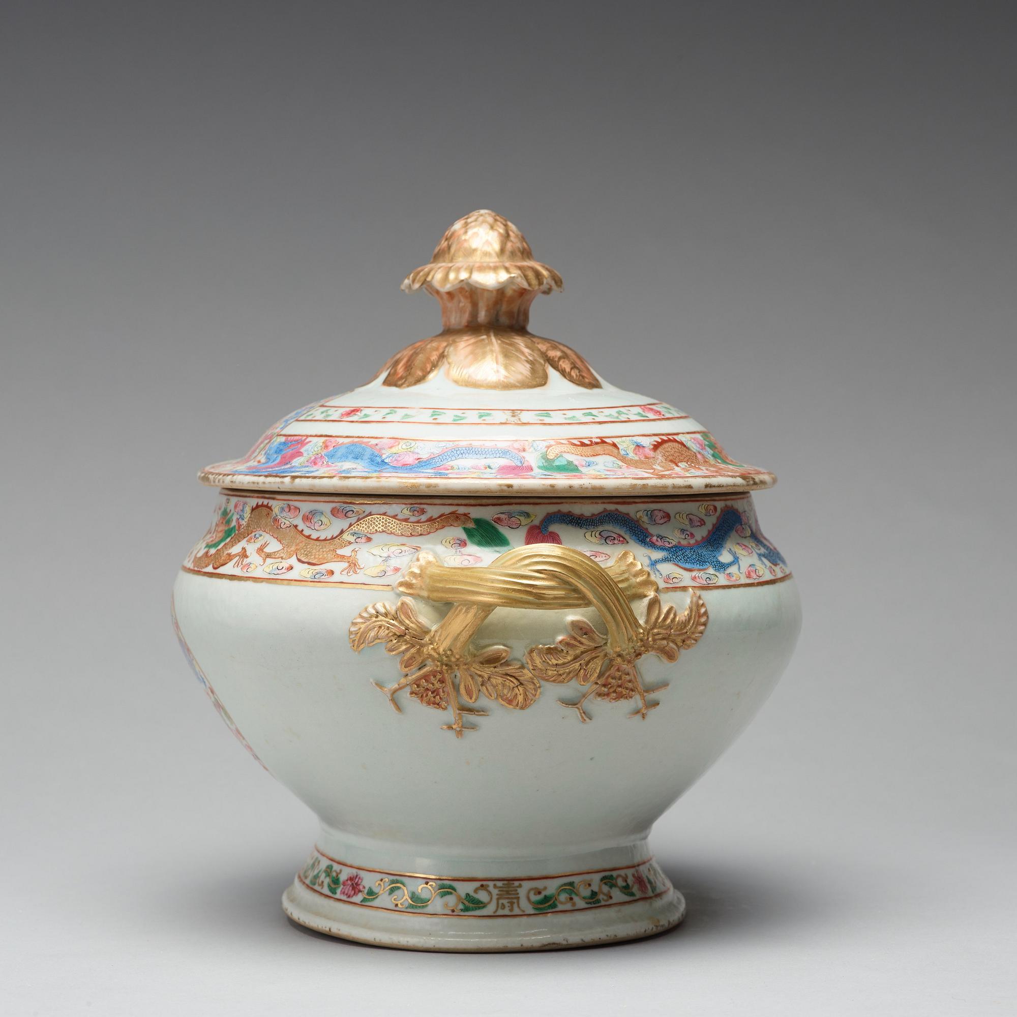 TERRIN med LOCK, porslin. Qingdynastin, Jiaqing (1796-1820).