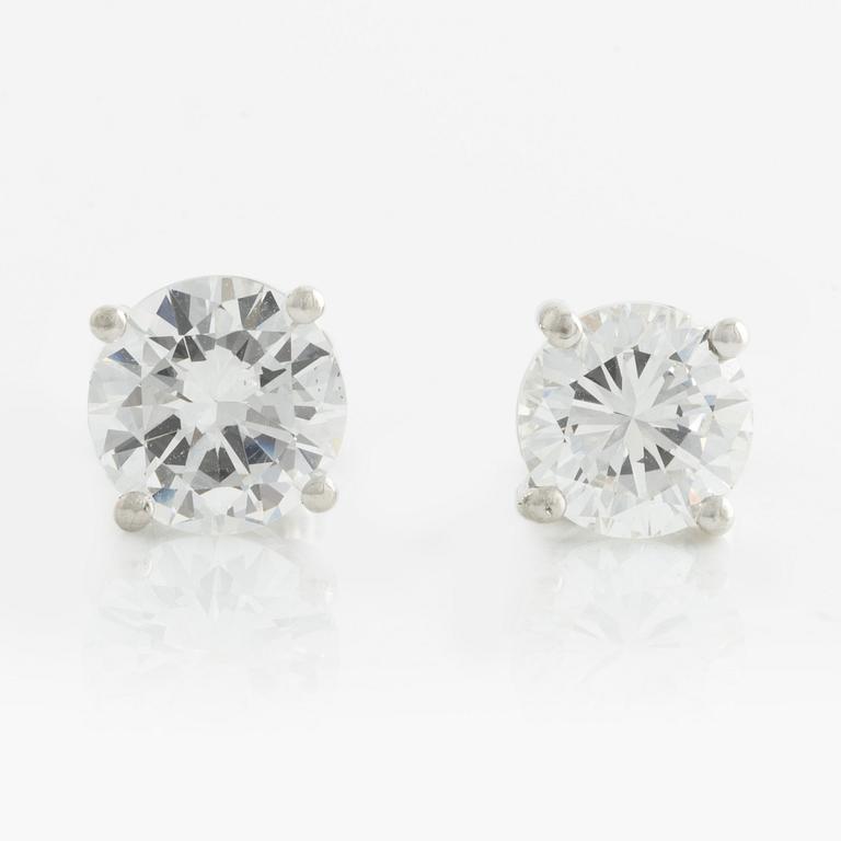 Örhängen, ett par, med briljantslipade diamanter.