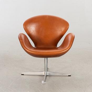 ARNE JACOBSEN, fåtölj, "Svanen", för Fritz Hansen Danmark, 2004.