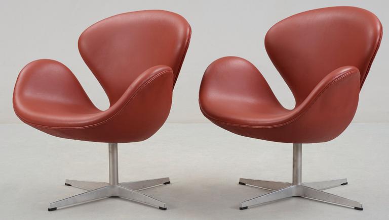 A pair of Arne Jacobsen red leather 'Swan' chairs, Fritz Hansen, Denmark 2001.
