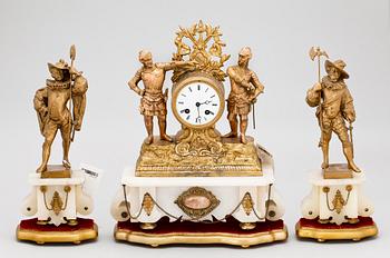 BORDSGARNITYR, 3 delar. Pendyl samt ett par skulpturer, nyrenässans, 1800-talets slut.