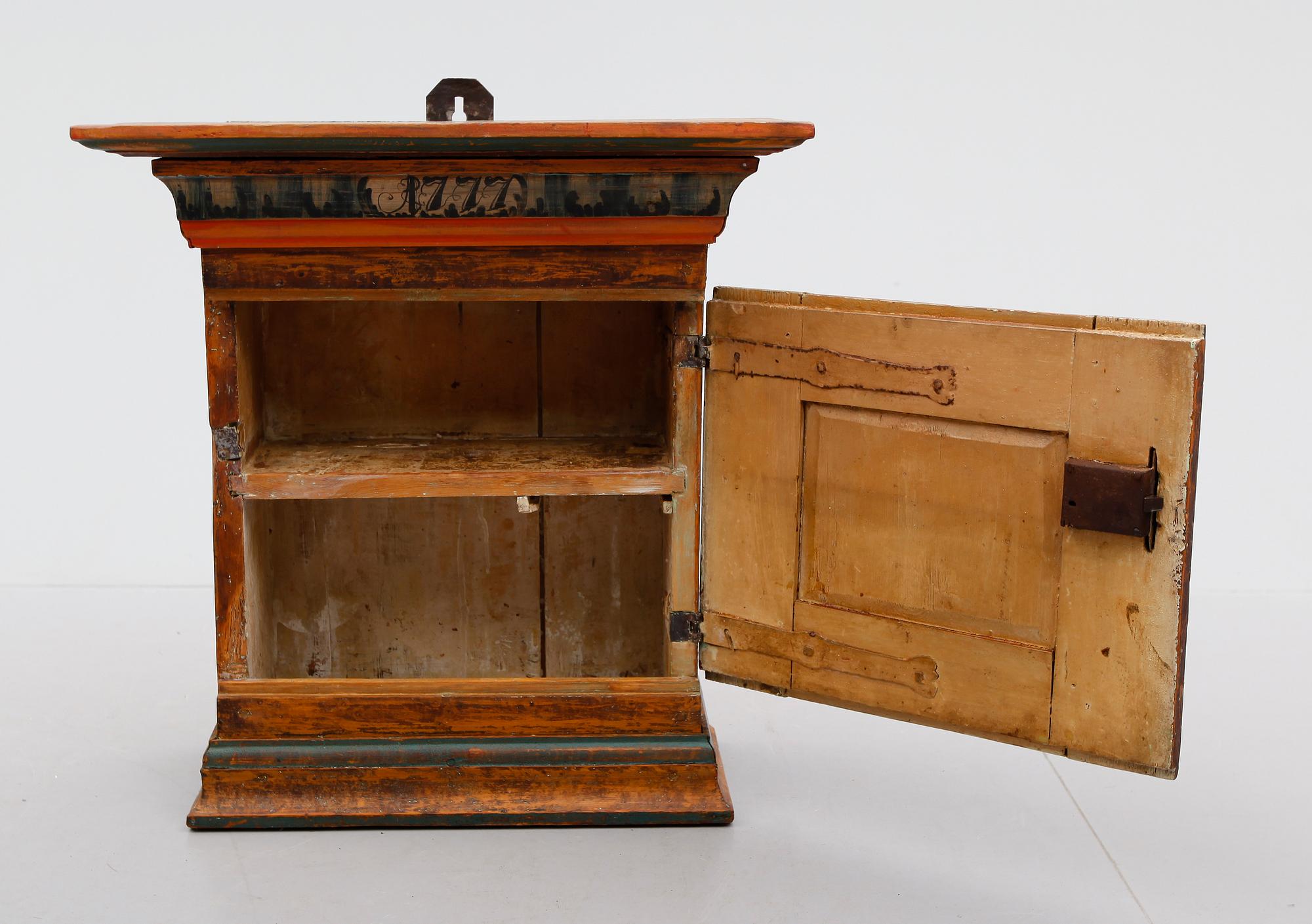 HÄNGSKÅP, allmoge, daterat 1777.