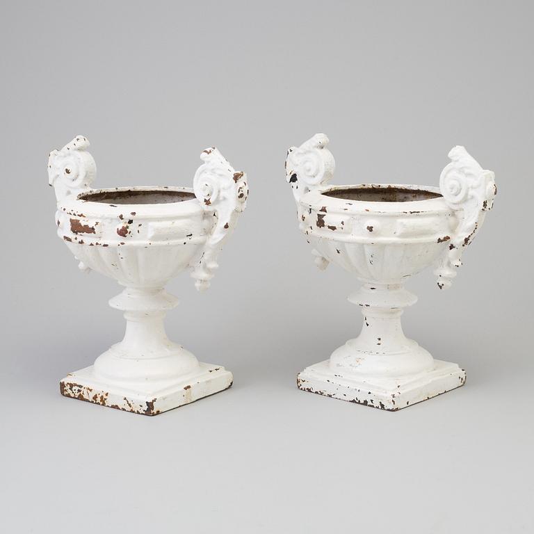 TRÄDGÅRDSURNOR, ett par, 1900-talets början.