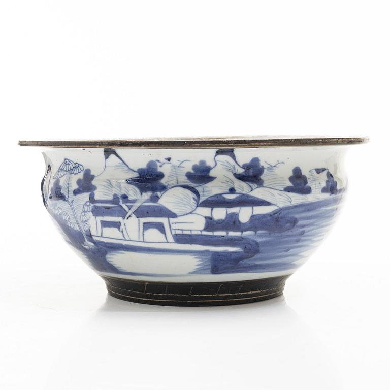 A blue and white censer/flower pot, late Qing dynasty/early 20th century.