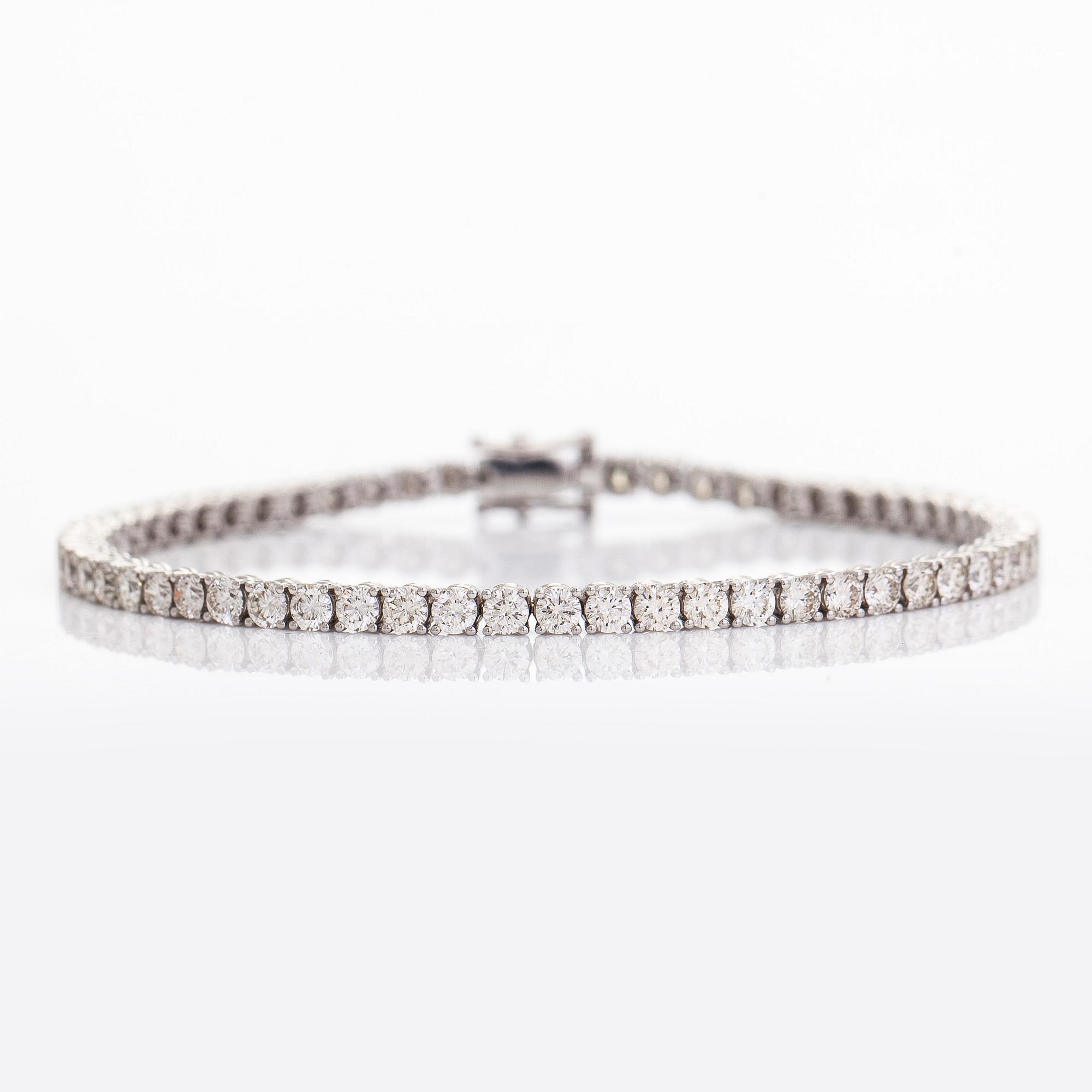 Tennisarmband, 18K vitguld, med briljantslipade diamanter.