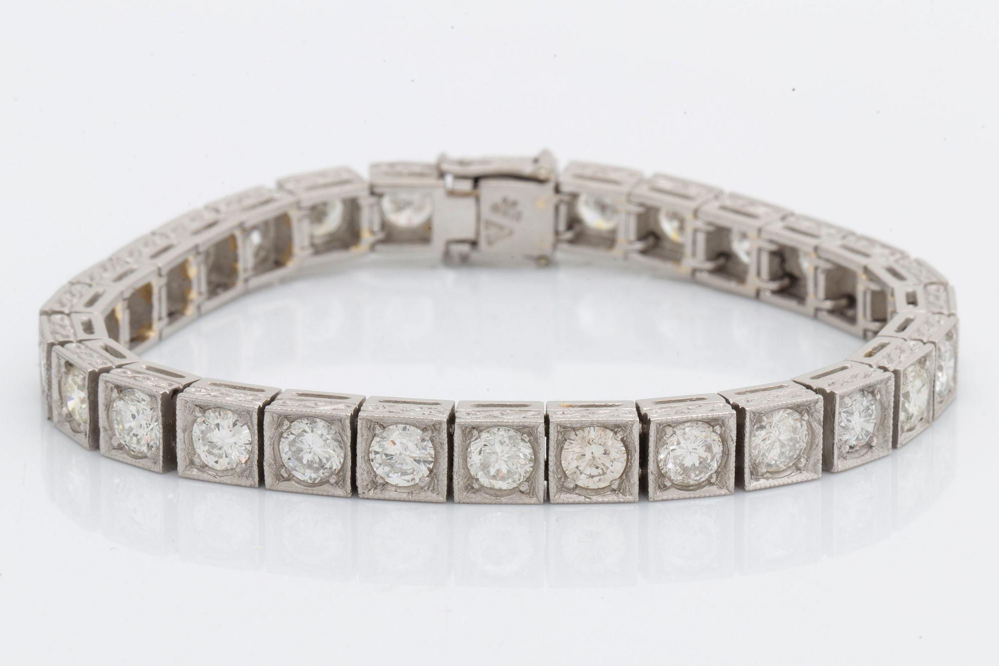BRACELET paltinum with brillnat-cut diamonds approx 11 ct, Inclusions.