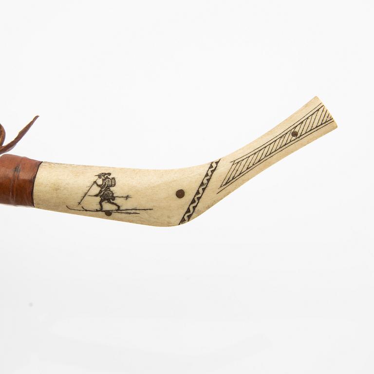 Halvhornsknivar 2 st., en sk. Dubbelkniv, en daterad 1927.