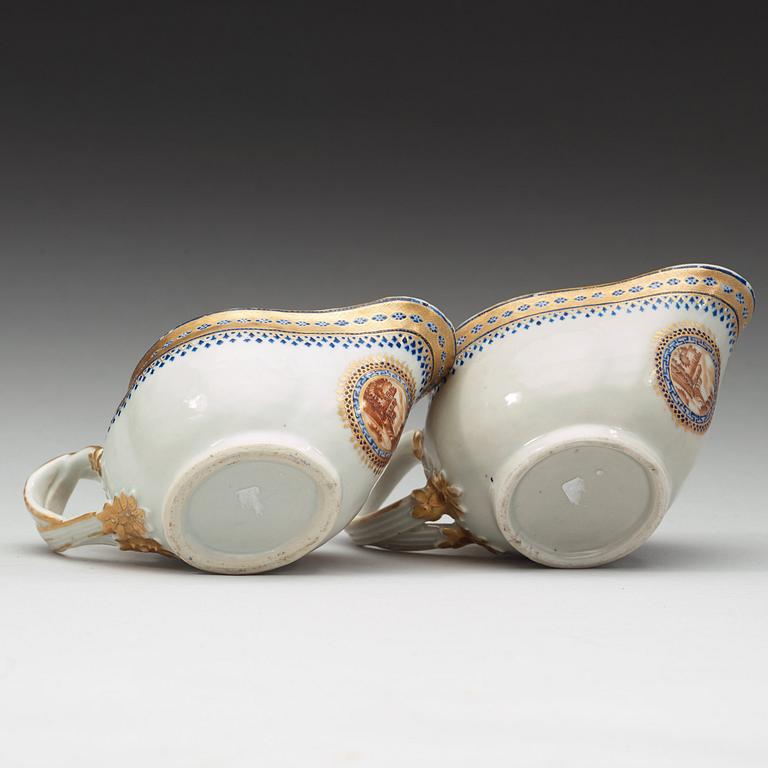 A pair of export sauce boats, Qing dynasty, Jiaqing (1796-1820).