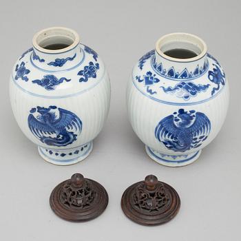 TEKRUKOR, ett par, porslin. Qingdynastin, Kangxi (1662-1722).