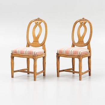 Stolar, ett par, gustavianska, omkring år 1800.