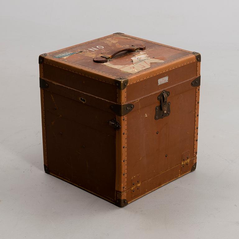 HAT BOX, "The up to date", marked Brevete SGDG, early 20th century.