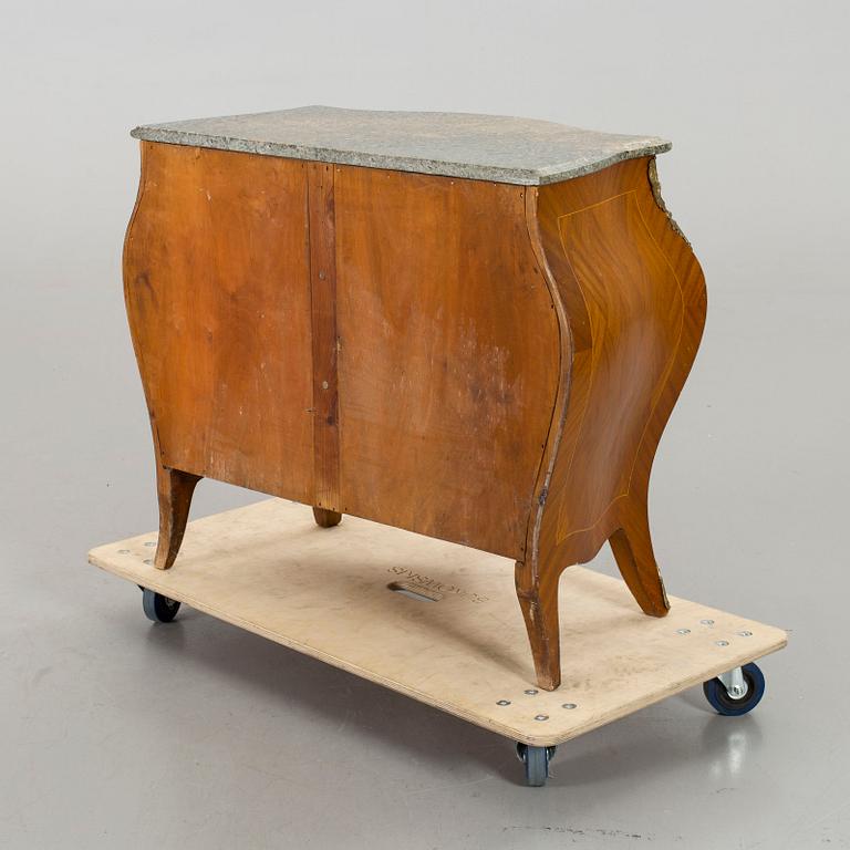 A ROCOCO STYLE CHEST OF DRAWERS.