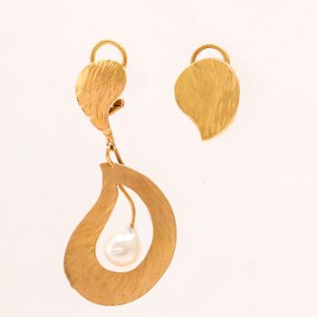Elon Arenhill, a pair of 18K gold earrings set with a cultured pearl from 1992.