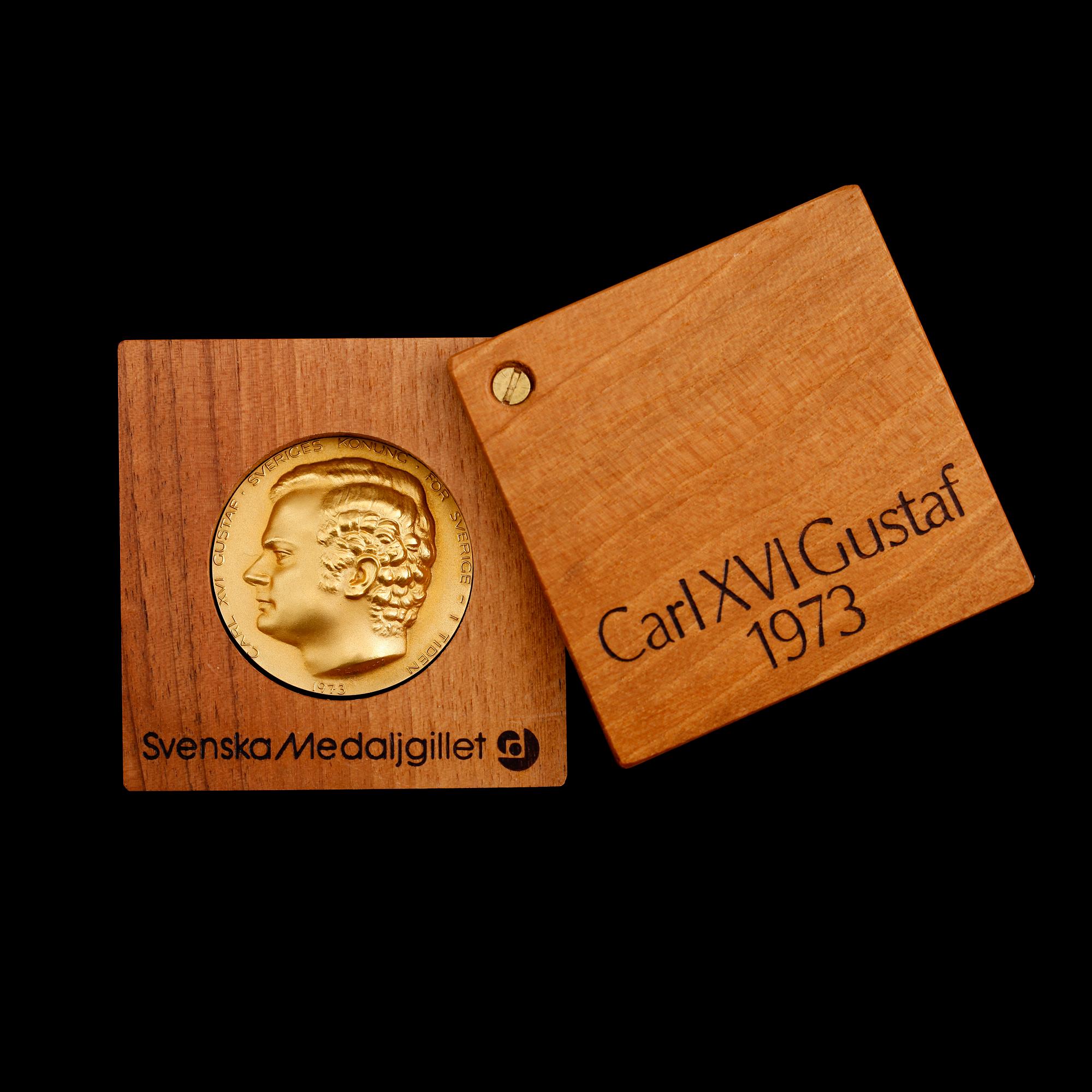 MINNESMEDALJ, 18 k guld, Carl XVI Gustaf, 1973. Vikt ca 70 gram.