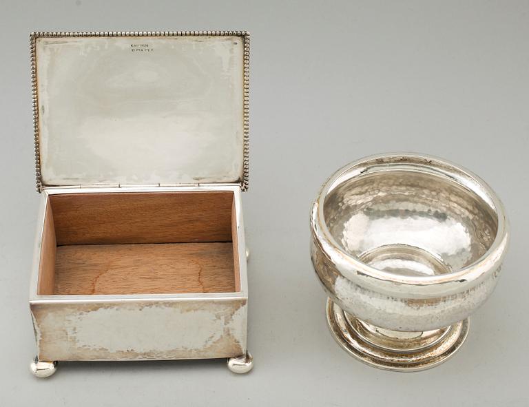 CIGARETTSKRIN samt LOCKSKÅL, silver, 1900-talets första hälft. Lockskålens vikt ca 16 gram.