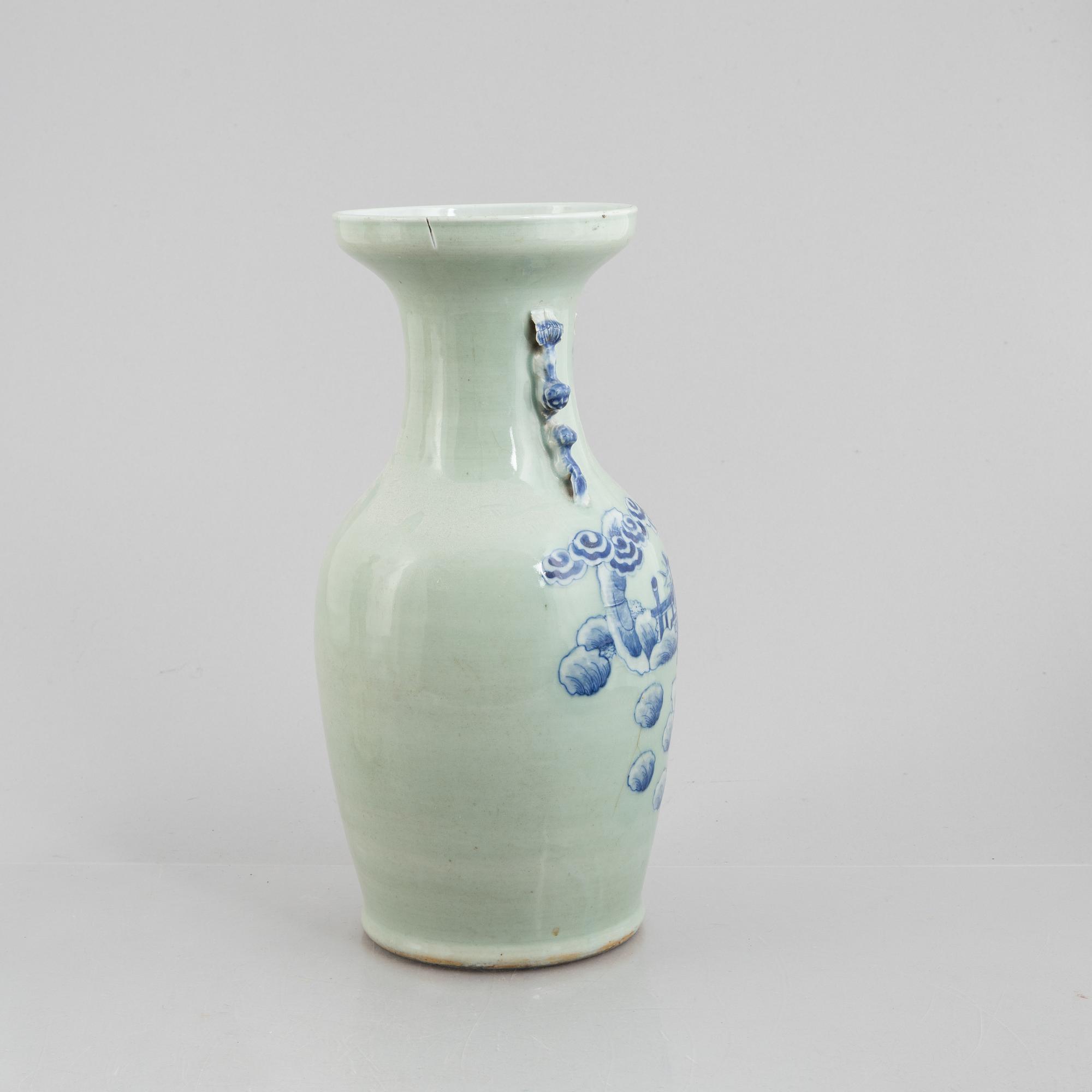 A porcelain vase, China, Qing dynasty, 19th century.