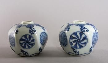 BOJANER, ett par, porslin, Kina.