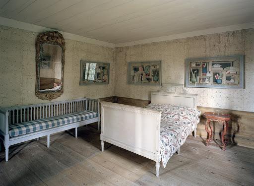 A chinoiserie table, 20th Century.