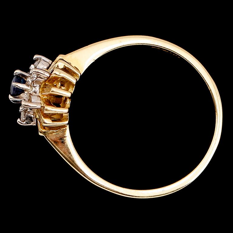 RING, 18 k guld, med blå sten samt briljantslipade diamanter. Vikt ca 3 gram.