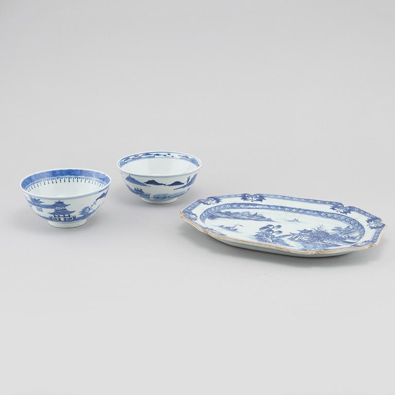 A Chinese porcelain 18th century platter and two bowls from arund the turn of the century 1900.