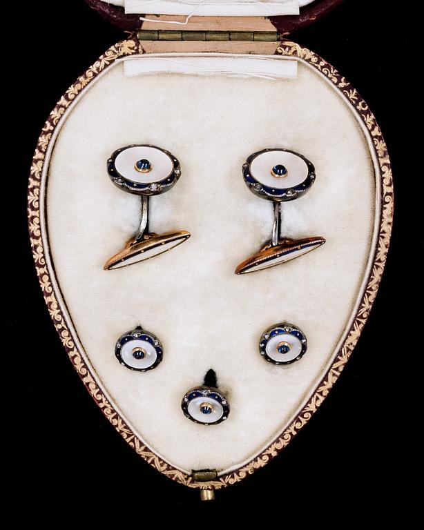 MANSCHETTKNAPPAR och FRACKKNAPPAR, cabochonslipade blå safirer samt små rosenslipade diamanter. Gustaf Möllenborg, Stockholm.