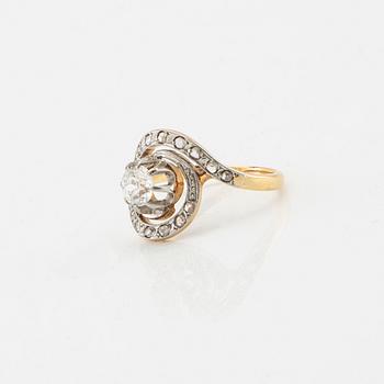 Ring in 18K gold with old-cut and rose-cut diamonds, France, first half of the 20th century.