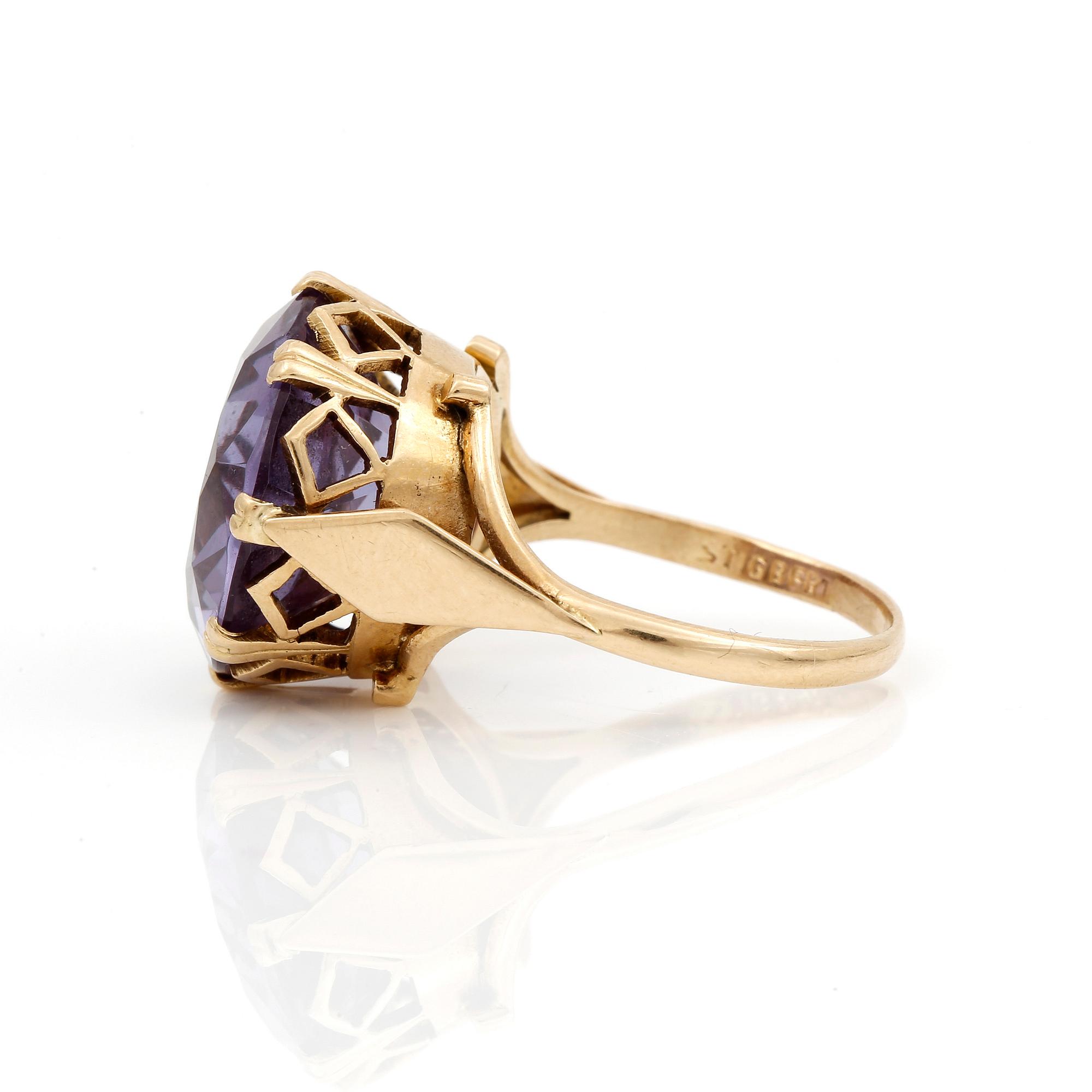 RING, med syntetisk färgförändrad safir, ca 12,80 ct, Stigbert, Stockholm, 1961.